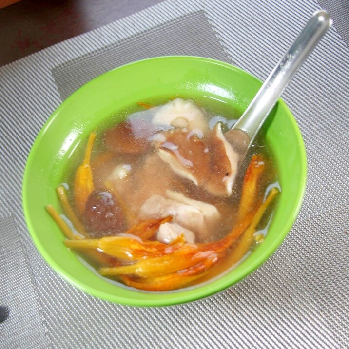 台湾の伝統スープ『金針香菇雞湯』